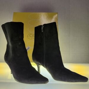 Joan & David Black Heeled Boots with Sleek Design